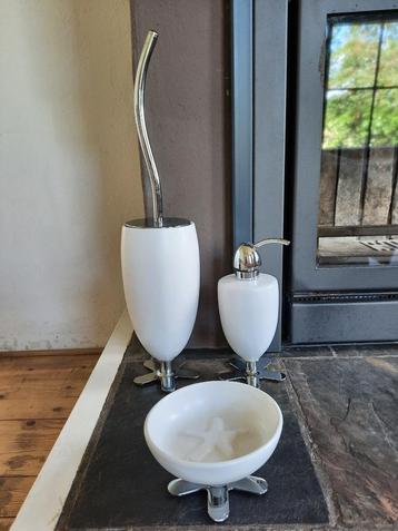 Badkamer/toilet-accessoires: WCborstel, dispenser, schaaltje beschikbaar voor biedingen