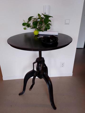 Verstelbare Gietijzeren Ronde Tafel Statafel beschikbaar voor biedingen