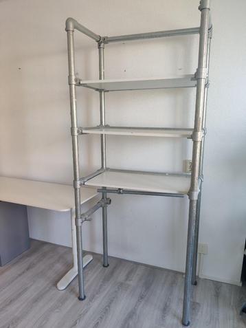 Kast van steigerbuizen 2100x900x520 met buis voor hangertjes beschikbaar voor biedingen
