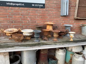 11 gietijzeren tuinvazen verschillende modelen beschikbaar voor biedingen