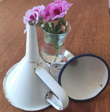 Oude witte, emaille trechters beschikbaar voor biedingen