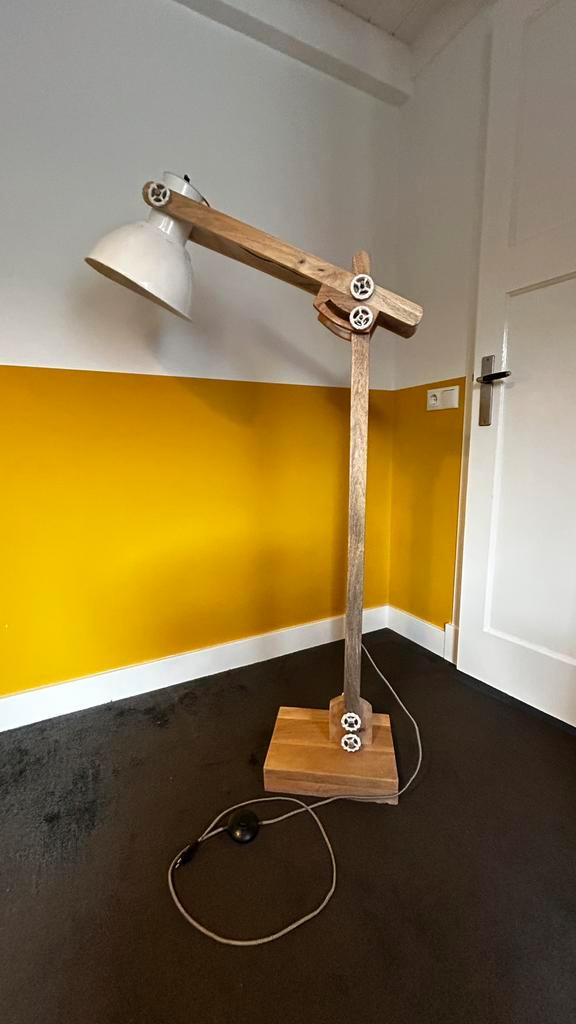 Staande lamp / vloerlamp met houten frame en stalen kap, Huis en Inrichting, Lampen | Vloerlampen, Zo goed als nieuw, 150 tot 200 cm