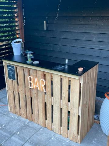 Gezellige Bar te koop, met verlichting en veel werkruimte! beschikbaar voor biedingen