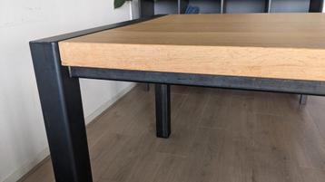 Massief Eikenhouten Tafel met Stalen Poten beschikbaar voor biedingen