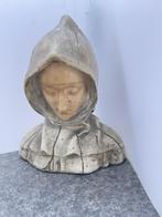 Antiek religieus beeld steen. Kloosterling pater non met kap, Ophalen