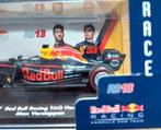 RedBull RB13 in showcase. Max Verstappen en Daniël Ricciardo, Hobby en Vrije tijd, Modelauto's | 1:32, Ophalen of Verzenden, Zo goed als nieuw