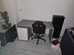 Bureau betonlook en gaming stoel, Huis en Inrichting, Bureaus, Ophalen of Verzenden, Zo goed als nieuw, Bureau