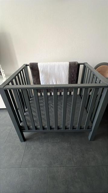Antraciet baby box incl matras en kleedje beschikbaar voor biedingen