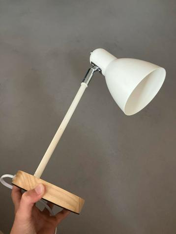 Beige Lamp met Lange Kabel beschikbaar voor biedingen