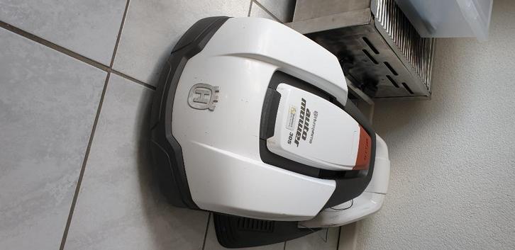 Husqvarna 305 auto mower robotmaaier, Tuin en Terras, Robotmaaiers, Zo goed als nieuw, 20 tot 25 cm, Ophalen