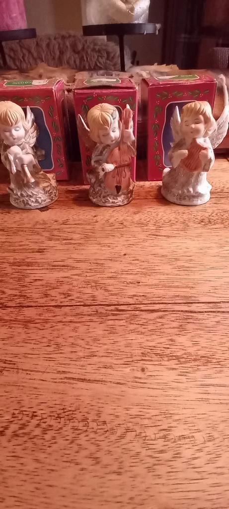 Set van 3 Vintage Engelenbeeldjes bell, Tuin en Terras, Tuinbeelden, Zo goed als nieuw, Engelenbeeld, Overige materialen, Ophalen of Verzenden