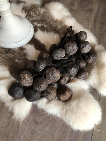 Sobere stoere decoratie tros ballen aan touw beschikbaar voor biedingen