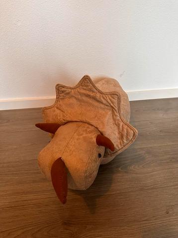 Leuke Triceratops poef beschikbaar voor biedingen