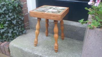 Vintage tafeltje met 4 tegels bijzettafeltje 33 cm. hoog beschikbaar voor biedingen