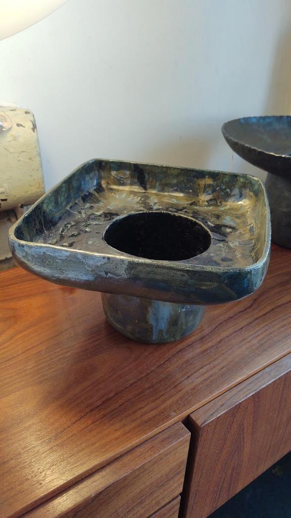 Handgevormde brutalist schaal met bijzonder glazuur, Huis en Inrichting, Woonaccessoires | Schalen en Manden, Gebruikt, Schaal
