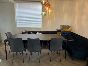 Zo goed als nieuwe eetkamertafel beschikbaar voor biedingen