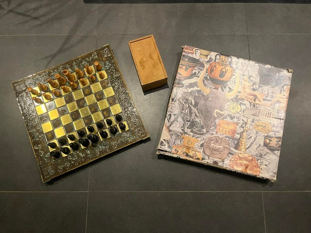 BRONZEN SCHAAKBORD MET HOUTEN STUKKEN (SOUVENIRS ITEM), Ophalen of Verzenden, Zo goed als nieuw