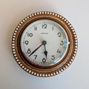 Vintage retro Kienzle klok. Bruin wit keramiek West Germany beschikbaar voor biedingen