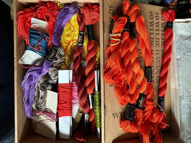 Diverse kleuren DMC garens nieuw en gebruikt in sigarenkist, Hobby en Vrije tijd, Naaien en Fournituren, Zo goed als nieuw, Garen of Naald(en)