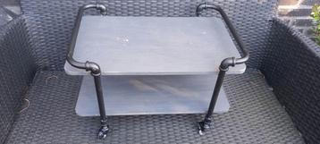 Bijzettafel op wieltjes beschikbaar voor biedingen