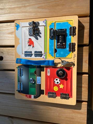 Melissa en Doug activiteitenbord met sloten beschikbaar voor biedingen