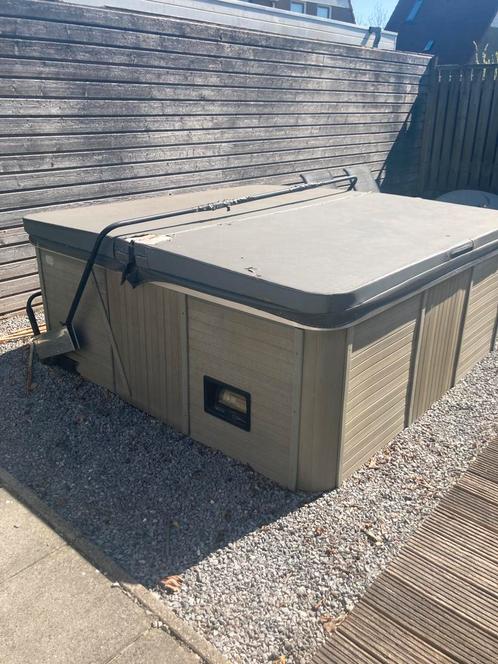 Jacuzzi 6 persoons heeft aandacht nodig, Tuin en Terras, Bubbelbaden en Hottubs, Gebruikt, Vast, Ophalen