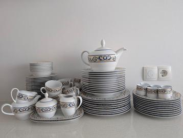 86 delig servies (9-12 persoons) Louvre beschikbaar voor biedingen