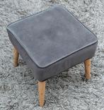 Mooie poef/voetenbank grijs velvet achtige stof!, Hout, Minder dan 50 cm, Vierkant, Minder dan 50 cm