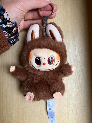 Lafufu monster pop bruin met rood neusje beschikbaar voor biedingen