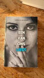 Karen M. McManus - Een van ons liegt, Ophalen of Verzenden, Zo goed als nieuw, Karen M. McManus