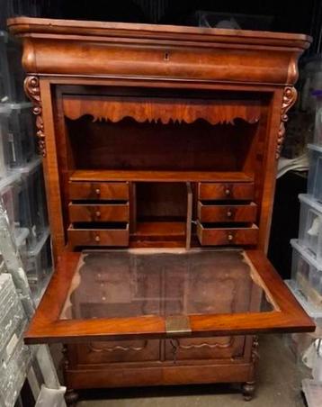 Antieke secretaire / hobbykast met veel opbergruimte beschikbaar voor biedingen