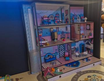 Lol poppenhuis met accessoires en poppetjes beschikbaar voor biedingen