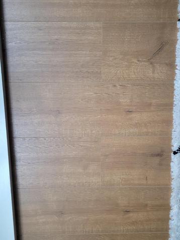 3 pakken houten kliklaminaat beschikbaar voor biedingen