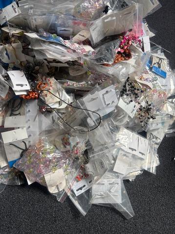 Grote Partij Nieuwe Sieraden beschikbaar voor biedingen