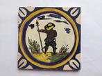 Kleurrijk tegeltje met speerdrager – Decor Delft – 20e eeuw, Antiek en Kunst, Antiek | Wandborden en Tegels, Ophalen of Verzenden
