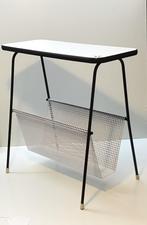 Vintage lectuurtafel, met geperforeerd rek. Omstreeks 1970, Huis en Inrichting, Ophalen of Verzenden, Gebruikt