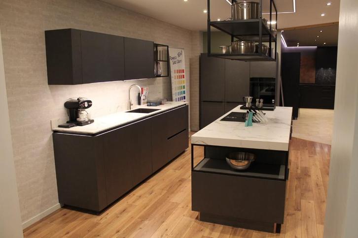 Showroom keuken Nolte Metalen  kleur Staal Grijs, Huis en Inrichting, Keuken | Complete keukens, Nieuw, Dubbelwandige keuken, Grijs