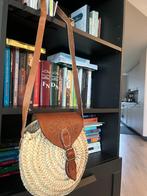Mooie handgemaakte ronde rieten en leren damesschoudertas., Ophalen of Verzenden, Nieuw, Bruin, Handtas