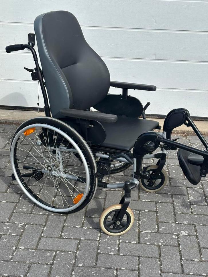 Rolstoel Breezy Rubix 2 met voorgevormde rug., Diversen, Rolstoelen, Gebruikt, Handbewogen rolstoel, Inklapbaar, Verzenden