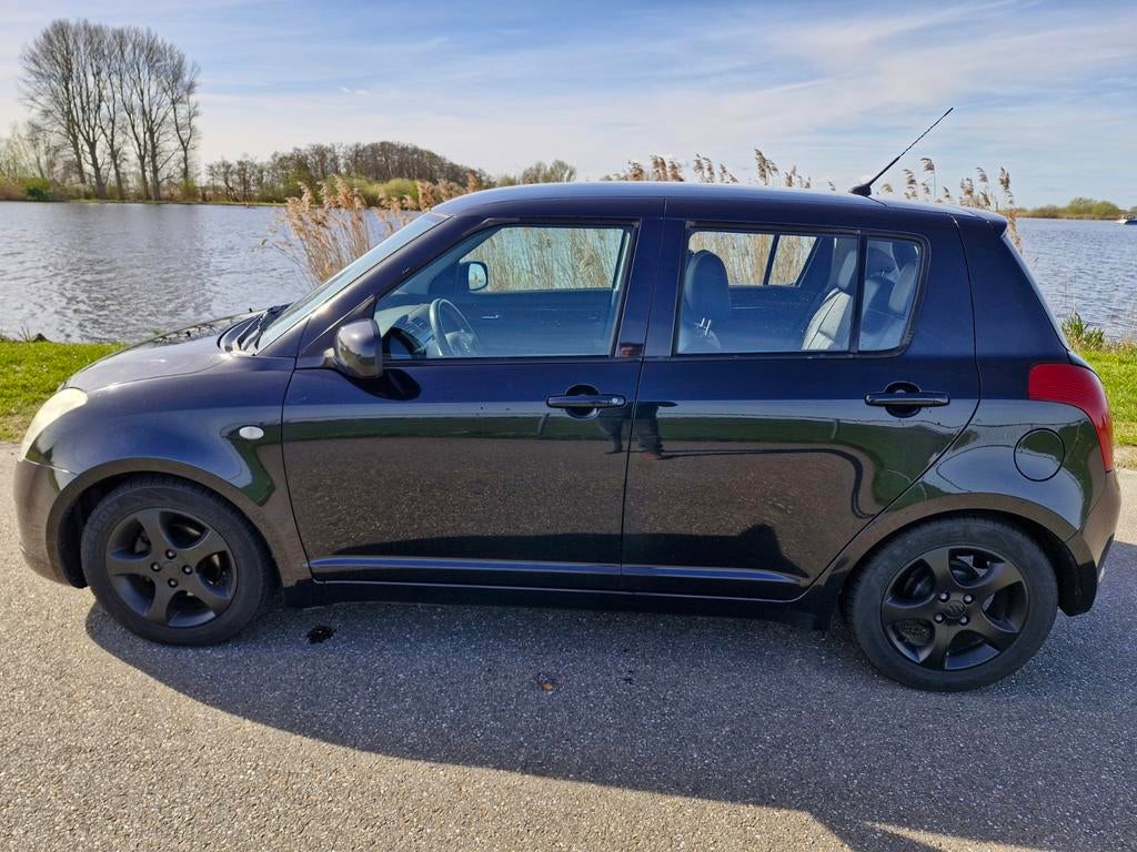 Suzuki swift bj 2007 leren bekleding en 4 elektrische ramen, Voorwielaandrijving, Zwart, 4 cilinders, Zwart