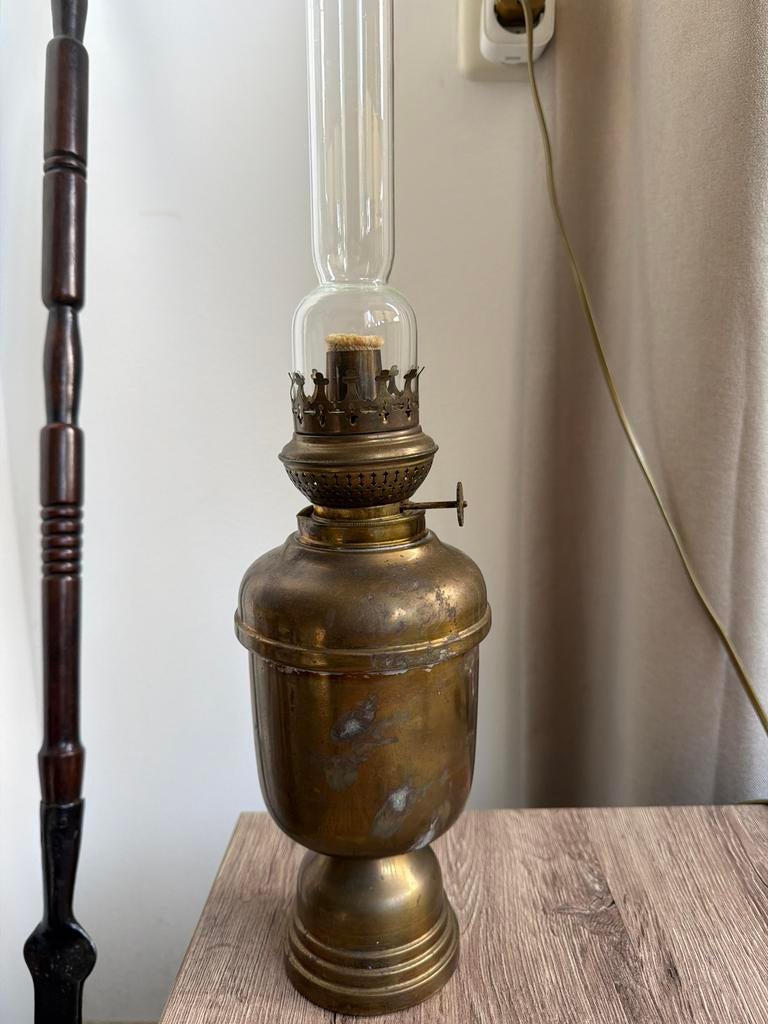 Oude olielamp van messing met glazen schoorsteen, Ophalen