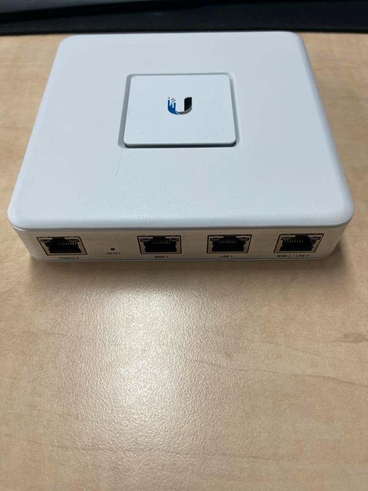 Ubiquiti UniFi Security Gateway (USG), Computers en Software, Routers en Modems, Zo goed als nieuw, Router, Ophalen