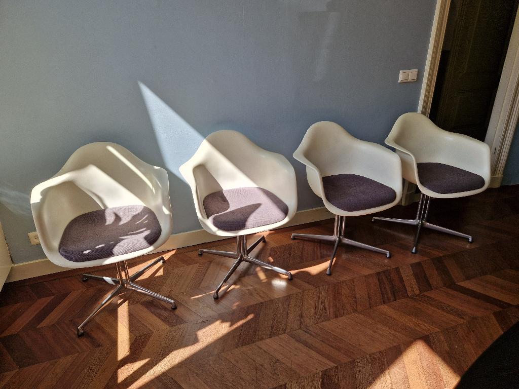 Vitra Eames DAL Eetkamerstoelen, Huis en Inrichting, Ophalen, Gebruikt, Overige kleuren, Vier