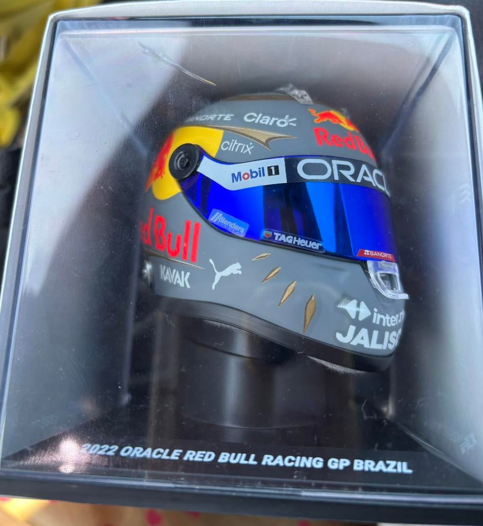 Helm 1:2 sergio perez brazil 2022 red bull 2022, nieuw, Verzamelen, Verzenden