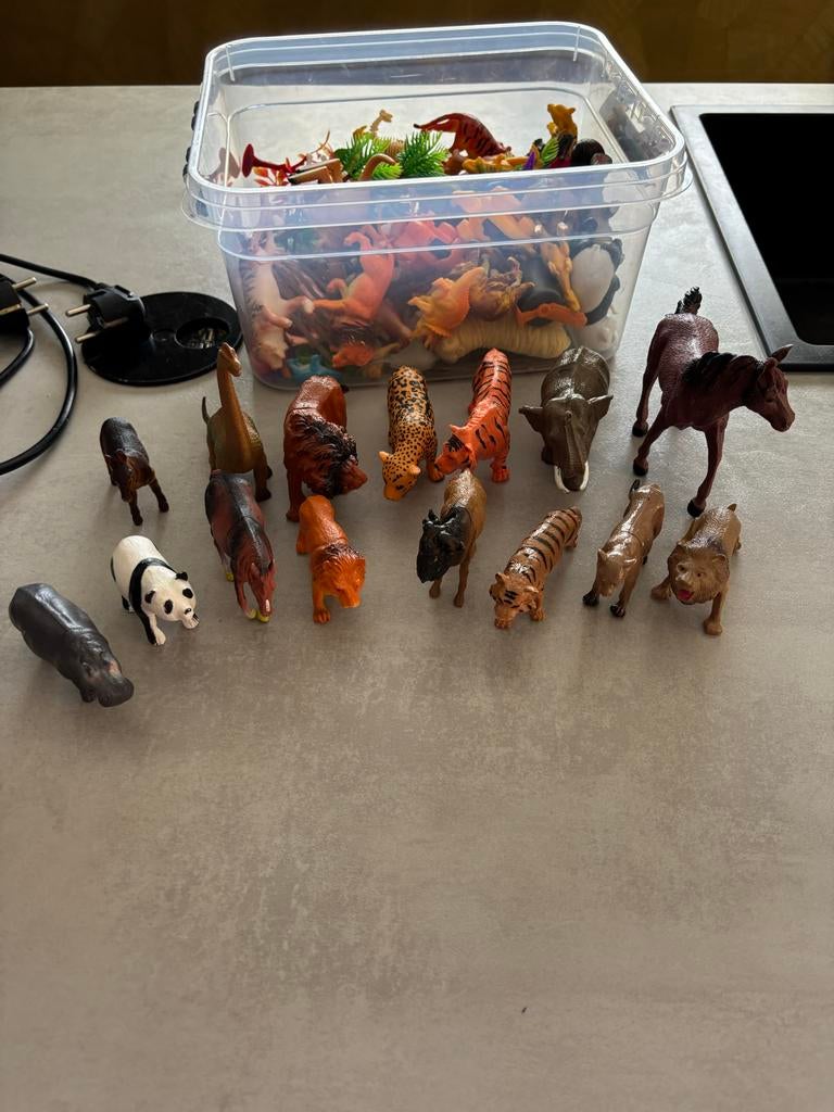 Grote verzameling speelgoeddieren met opbergbox, Ophalen of Verzenden, Gebruikt, Jongen of Meisje