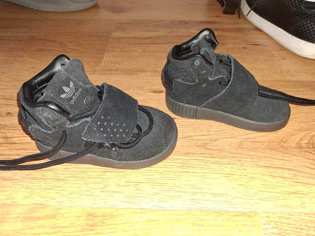 Adidas kinderschoenen zwart maat 20, Kinderen en Baby's, Kinderkleding | Schoenen en Sokken, Ophalen of Verzenden