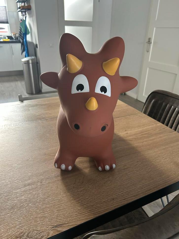 Opblaasbaar Dino Springdier - Bruin Triceratops, Kinderen en Baby's, Speelgoed | Overig, Zo goed als nieuw, Jongen of Meisje, Ophalen