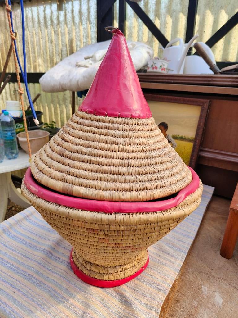 Rieten mand met deksel en roze accenten, Huis en Inrichting, Woonaccessoires | Schalen en Manden, Ophalen