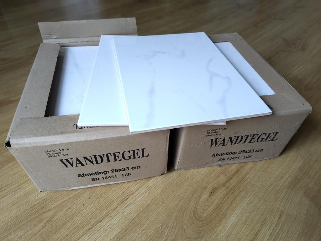Witte gemarmerde wandtegels, Doe-het-zelf en Verbouw, Tegels, Ophalen, Nieuw, Minder dan 5 m², 20 tot 40 cm