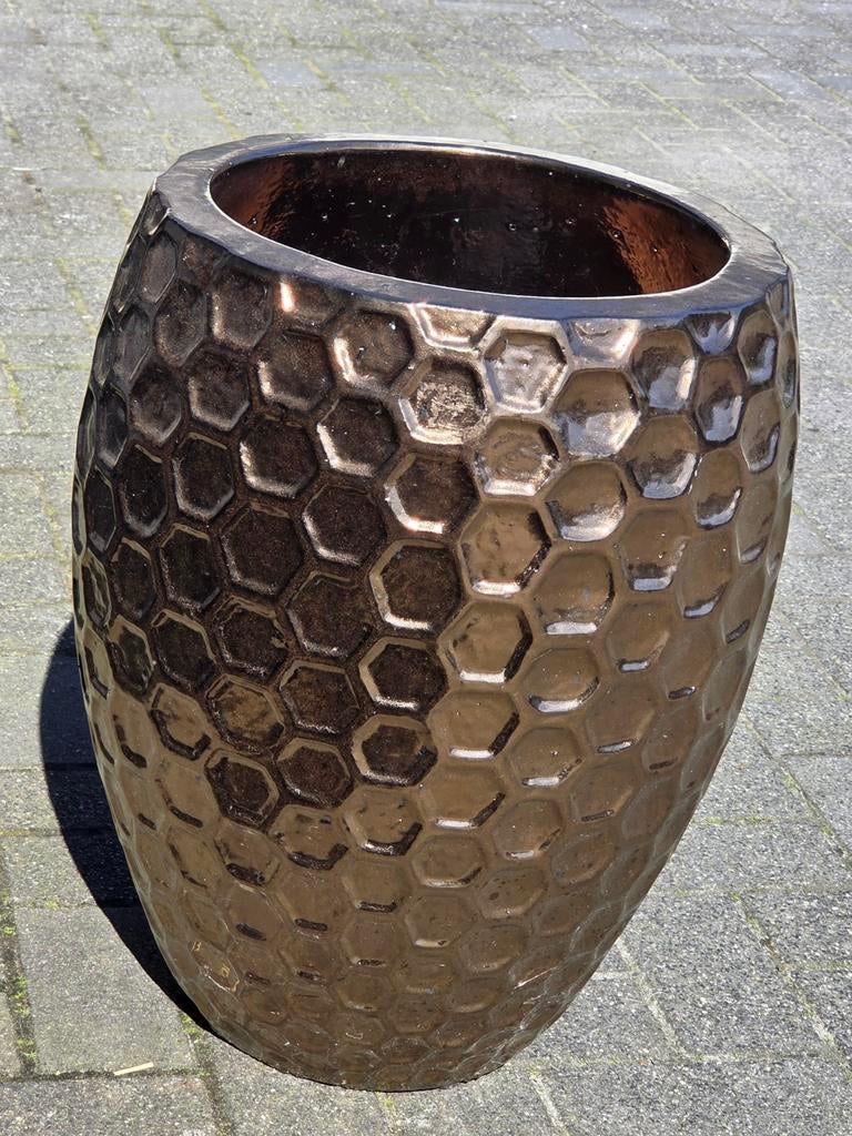 luxe bronskleurige bloempot met honingraatpatroon, Tuin en Terras, Ophalen, Steen, Rond, Zo goed als nieuw